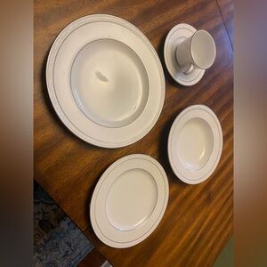 Noritake White Scapes Stoneleigh 4062 – 5 Pc Place Setting – NEW